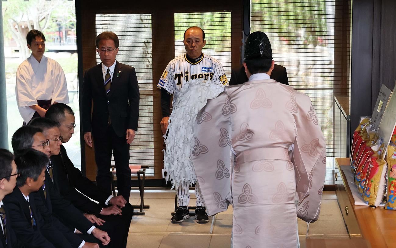 必勝祈願で西宮神社を訪れた岡田監督（中央）はお祓いを受ける（撮影・上田博志）