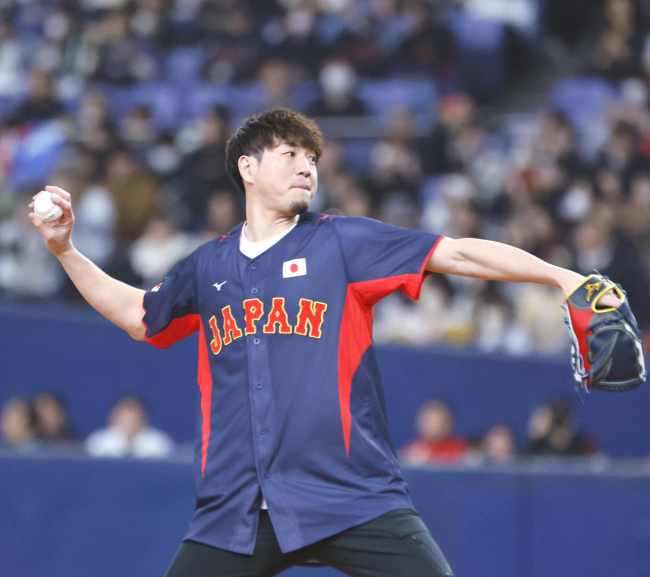 欧州対日本　始球式を務めるバスケットボール男子日本代表の比江島（撮影・藤尾明華）