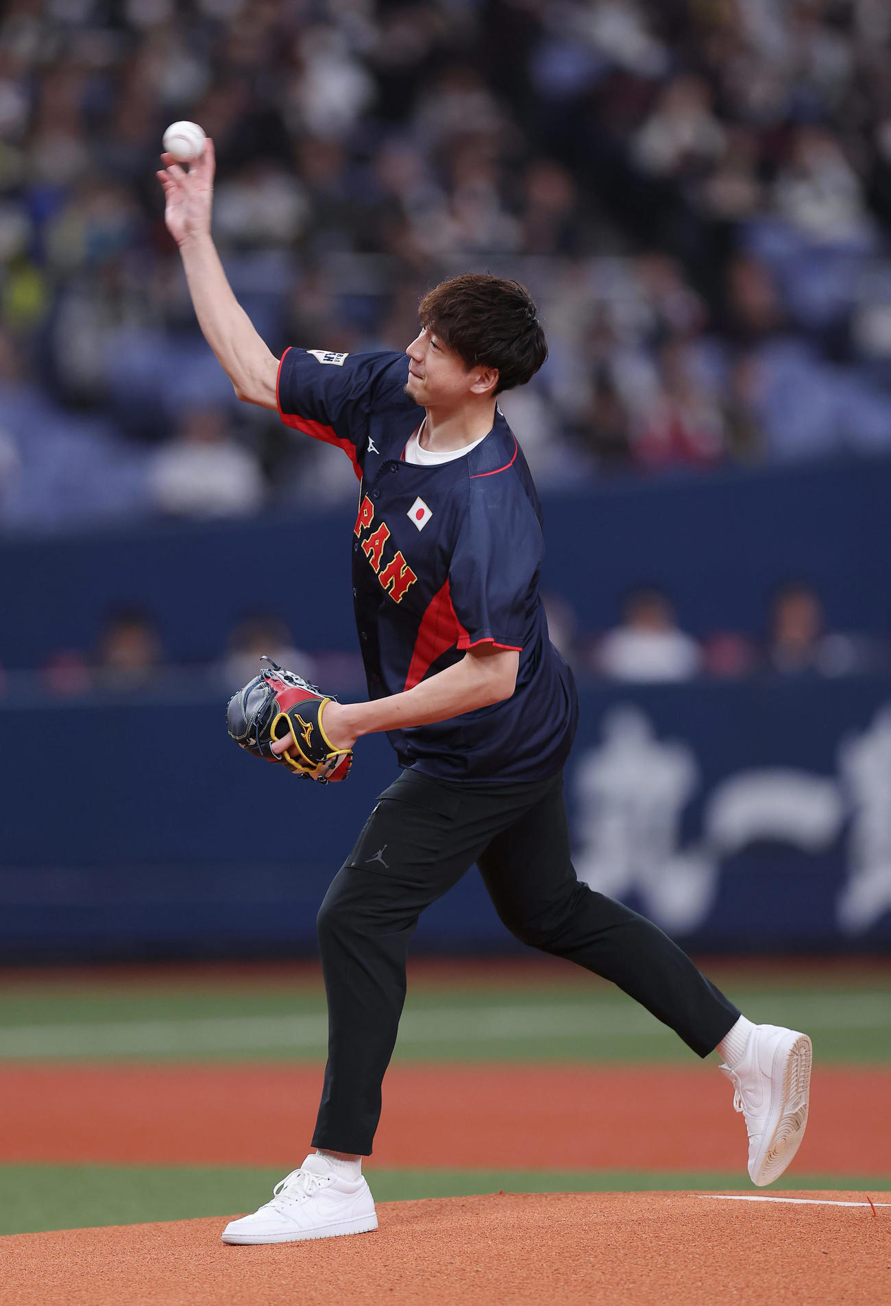 欧州対日本　始球式を務めるバスケットボール男子日本代表の比江島（撮影・前田充）