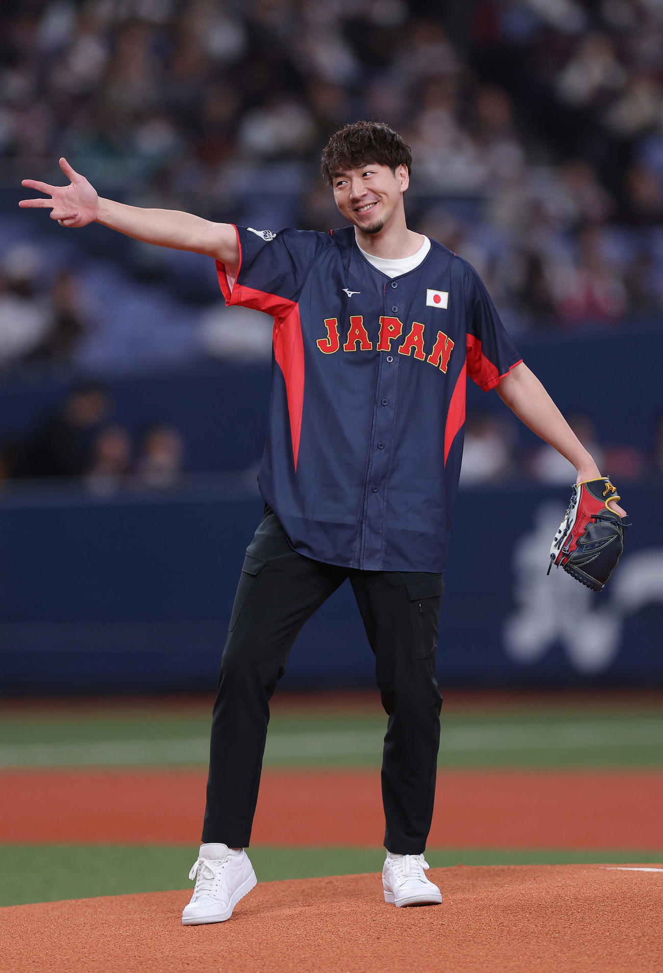 欧州対日本　始球式を務めポーズを決めるバスケットボール男子日本代表の比江島（撮影・前田充）