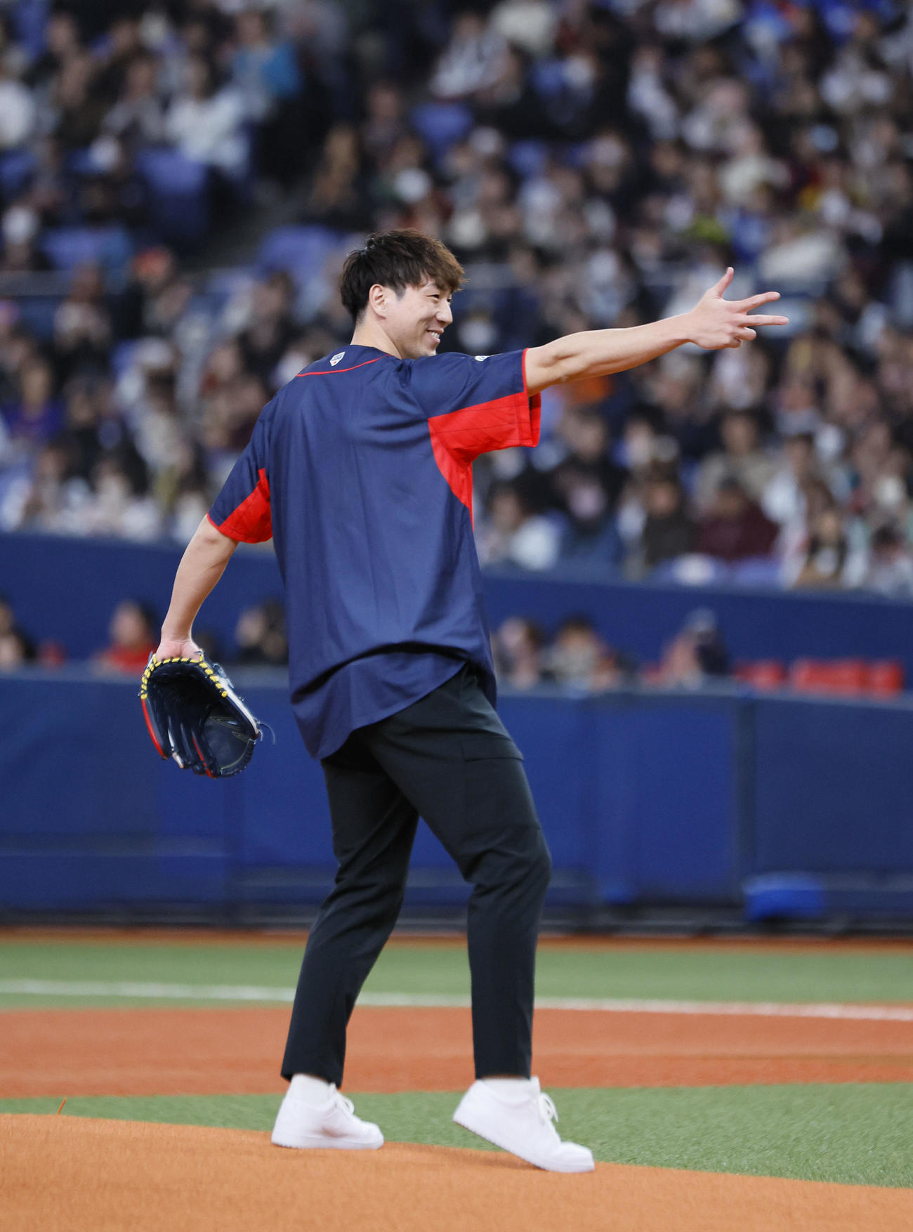 始球式を務め「比江島ポーズ」を決める男子バスケ日本代表の比江島（撮影・藤尾明華）