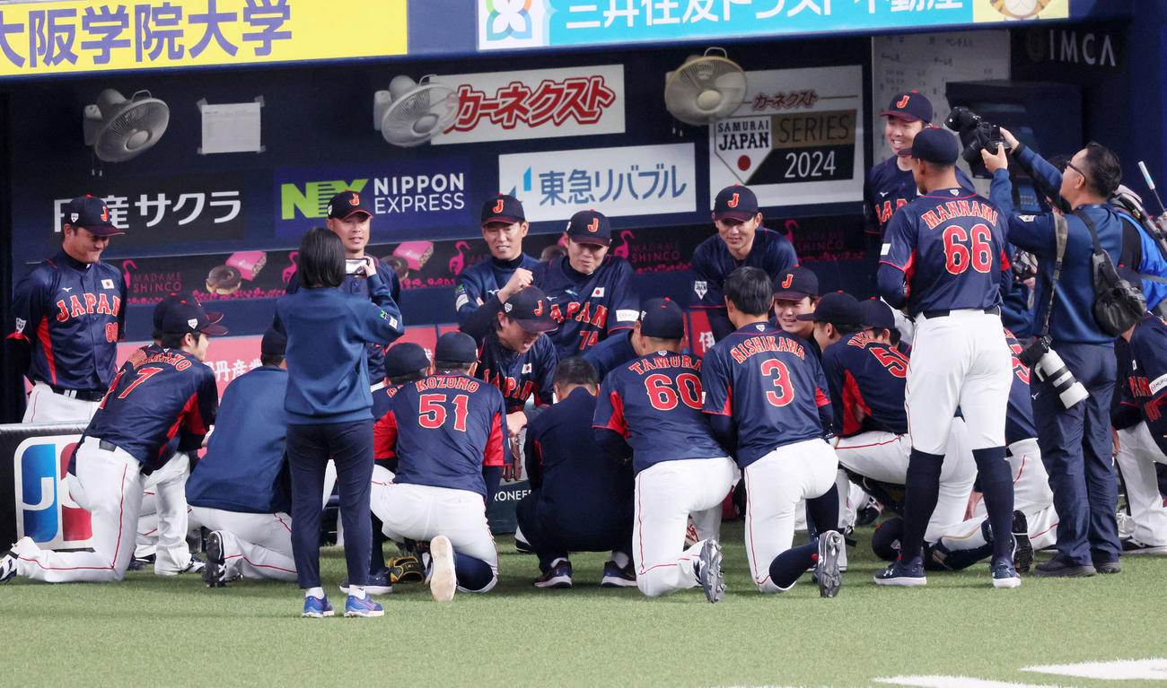 欧州対日本　円陣で声出しを行う紅林（撮影・加藤哉）