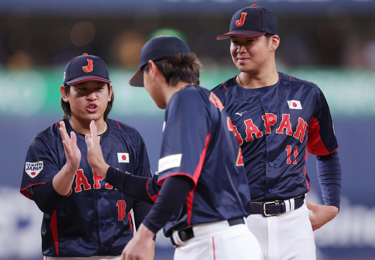 欧州対日本　試合前の入場で紅林（中央）とタッチを交わす宮城（左）と山下（撮影・前田充）