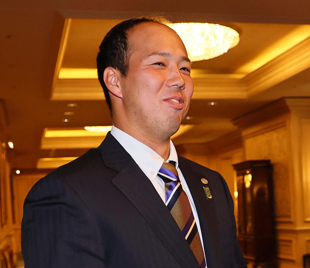 岡田監督から開幕投手の指名を受け笑顔で心境を話す青柳（撮影・上田博志）