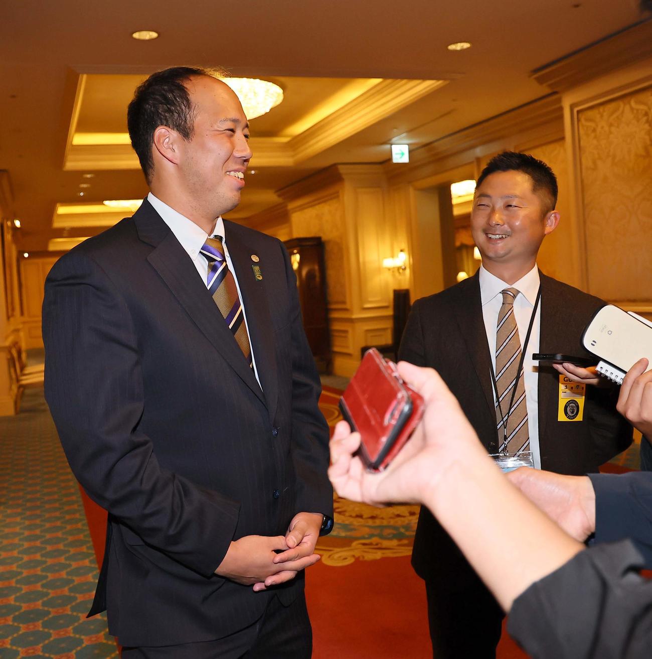 岡田監督から開幕投手の指名を受け笑顔で心境を話す青柳（撮影・上田博志）