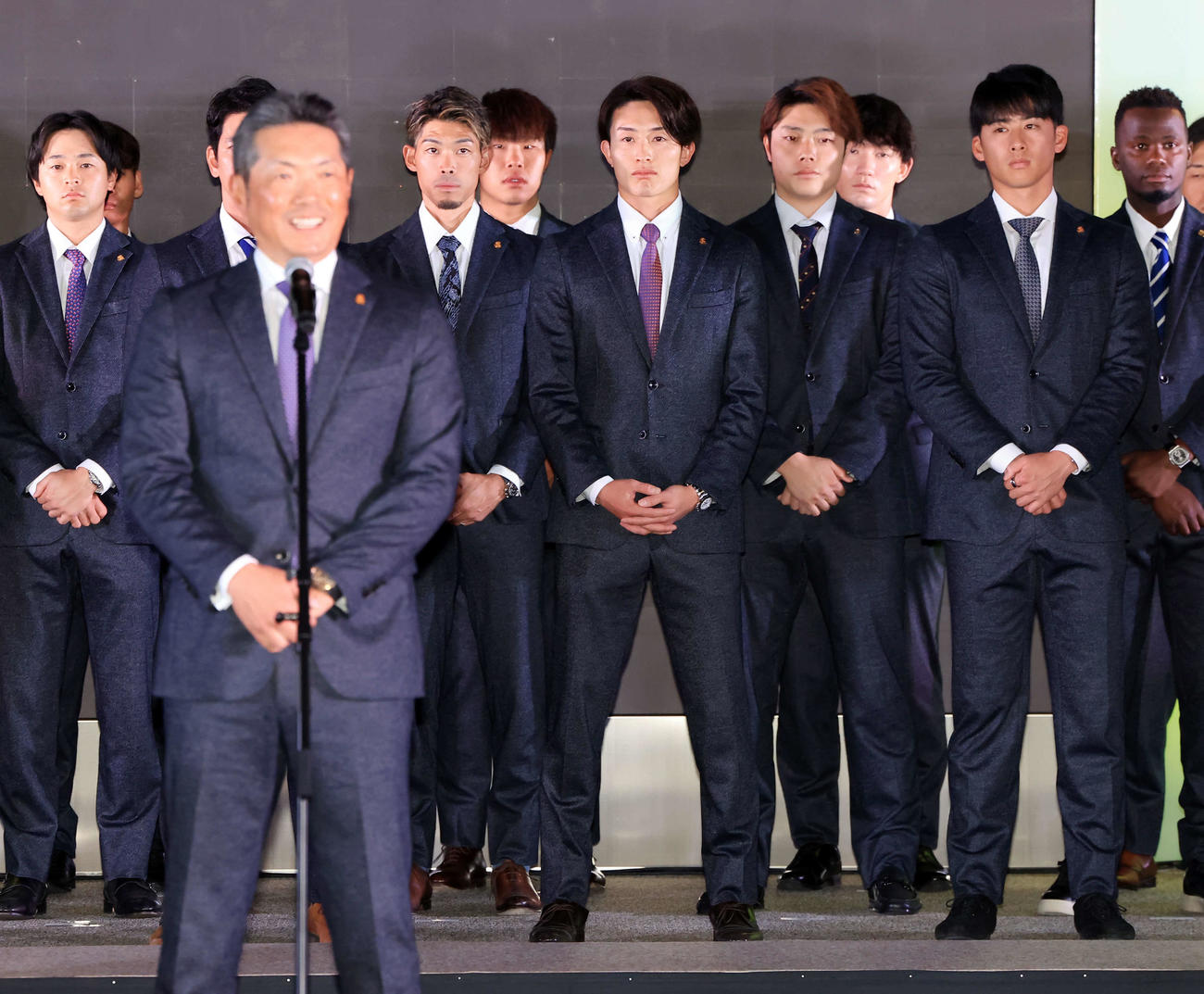 激励会で、あいさつするソフトバンク小久保監督（手前）を見つめる板東（右から2人目）（撮影・浅見桂子）