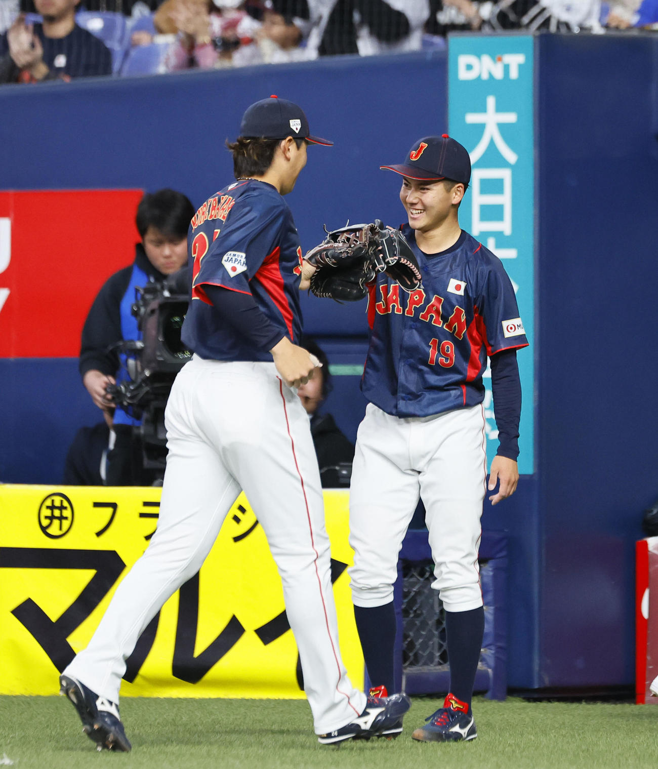欧州対日本　2回を終え、紅林（左）とタッチを交わす日本金丸（撮影・藤尾明華）