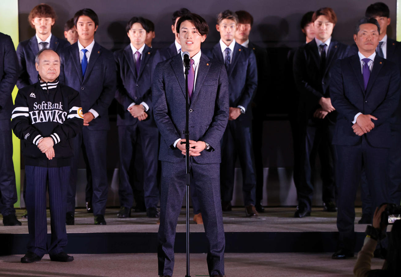 激励会で、意気込みを語るソフトバンク周東（中央）。左は孫オーナー。右は小久保監督（撮影・浅見桂子）