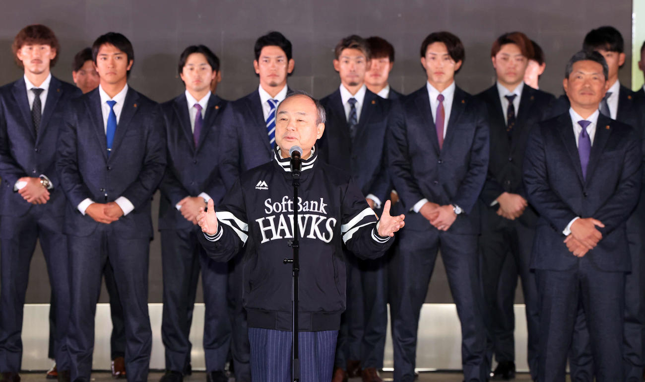 激励会で、選手を激励するソフトバンク孫オーナー（中央）。右は小久保監督（撮影・浅見桂子）