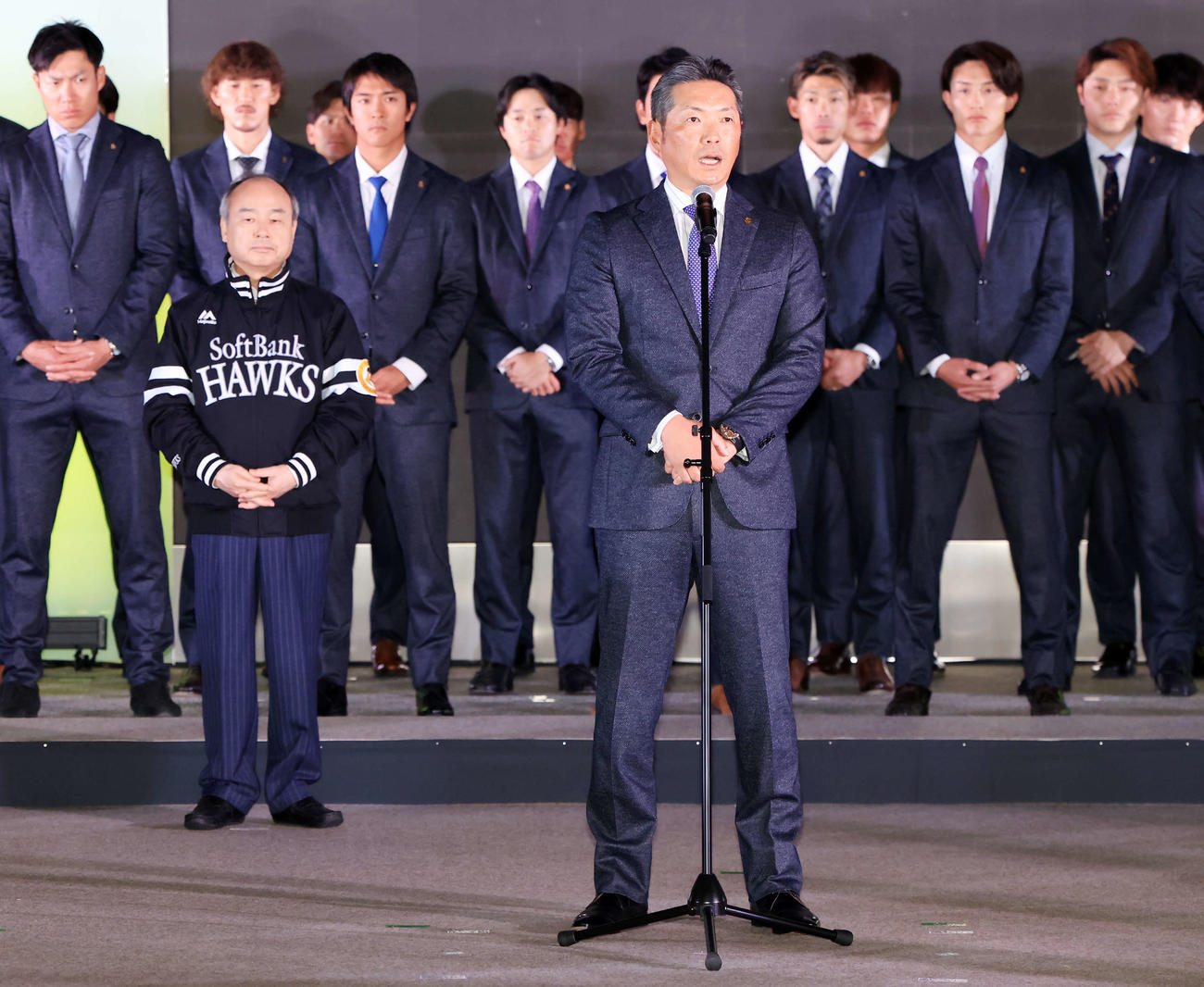 激励会で、意気込みを語るソフトバンク小久保監督（手前）。左は孫オーナー（撮影・浅見桂子）