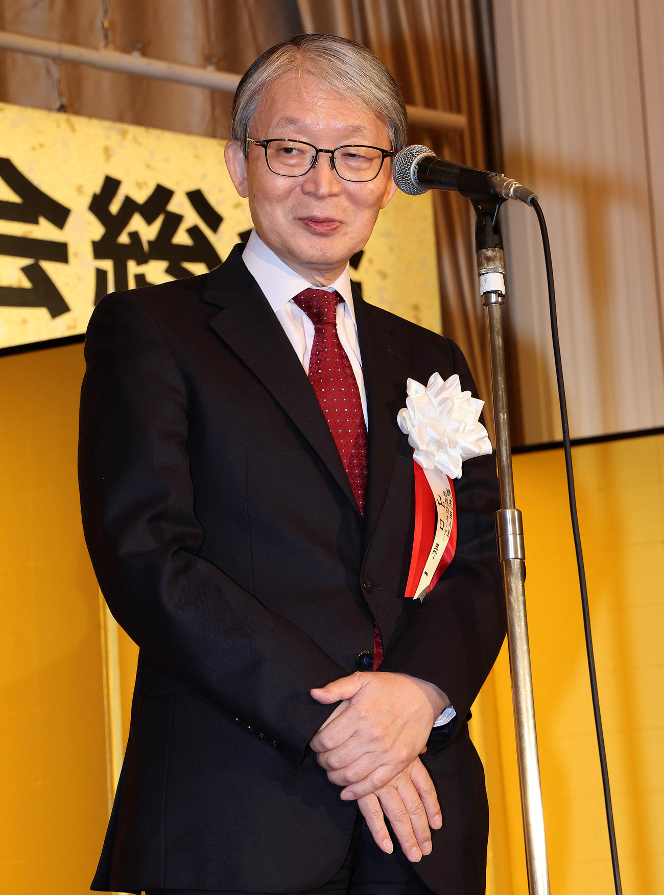 関西燦燦会であいさつする巨人山口オーナー（球団提供）