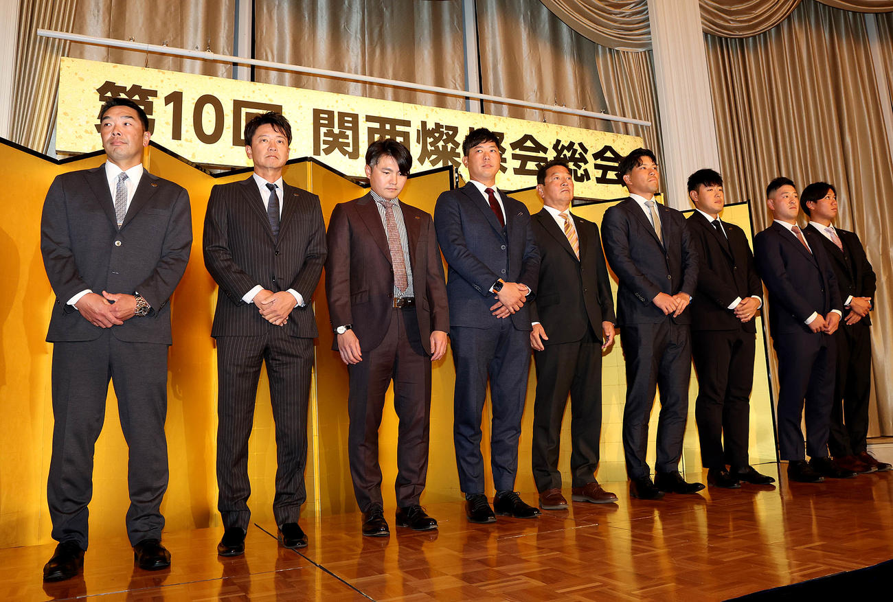 関西燦燦会に出席した左から巨人阿部監督、二岡ヘッド兼打撃コーチ、杉内投手チーフコーチ、内海投手コーチ、吉村編成本部長、大城卓、岡本和、岸田、又木（球団提供）