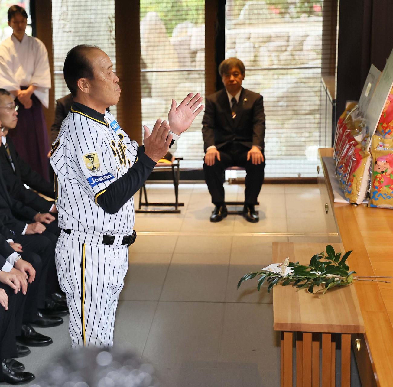 必勝祈願で玉串を奉納する岡田監督（撮影・上田博志）