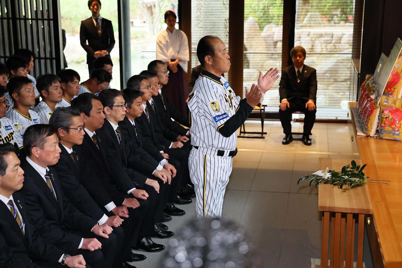 必勝祈願で玉串を奉納する岡田監督（撮影・上田博志）