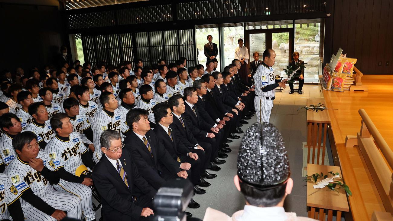 必勝祈願で玉串を奉納する岡田監督（撮影・上田博志）