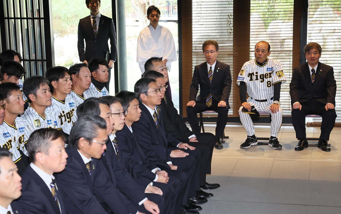 必勝祈願で西宮神社を訪れた右から杉山オーナー、岡田監督、粟井社長ら阪神タイガース関係者（撮影・上田博志）