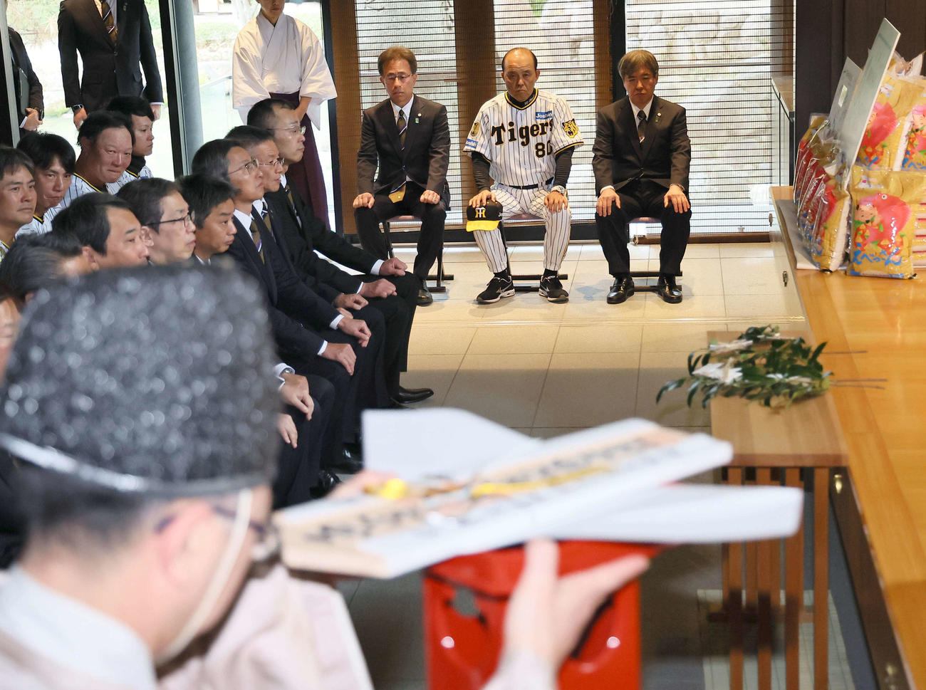 必勝祈願で西宮神社を訪れた右から杉山オーナー、岡田監督、粟井社長ら阪神タイガース関係者（撮影・上田博志）