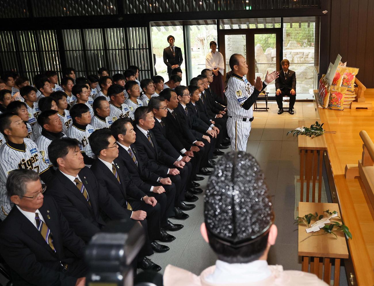 必勝祈願で玉串を奉納する岡田監督（撮影・上田博志）