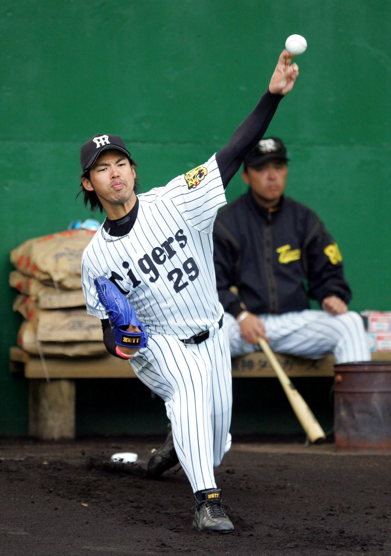 06年春季キャンプ、ブルペンで井川慶の投球を見つめる岡田監督