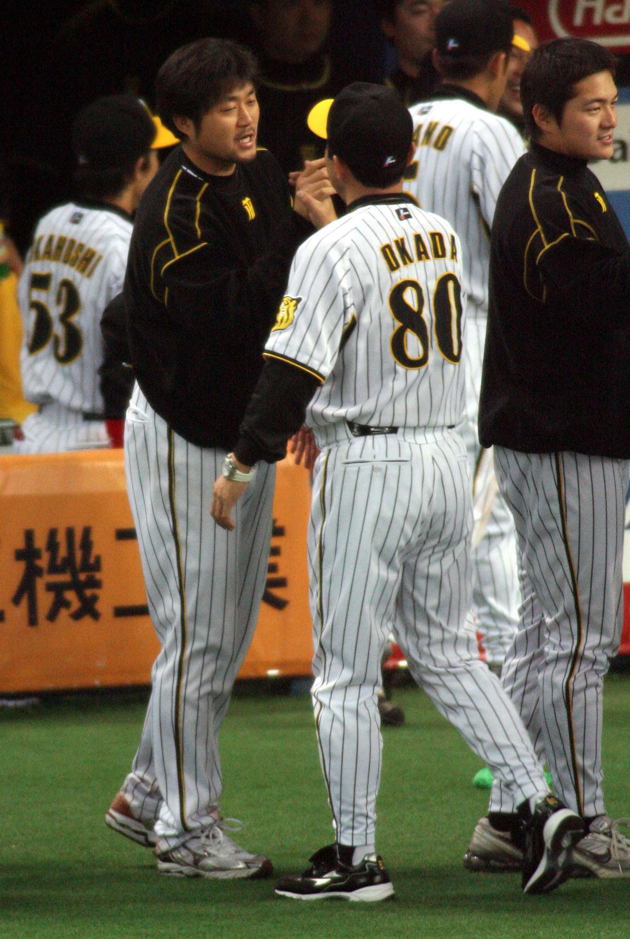 08年3月28日、横浜との開幕戦に勝利し、岡田監督と握手を交わす安藤（左）
