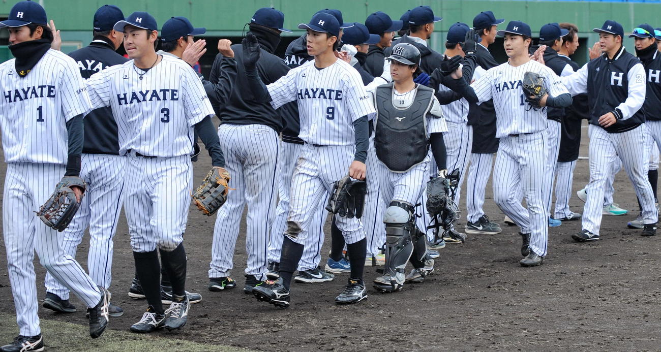 試合後にハイタッチする、くふうハヤテの選手ら　