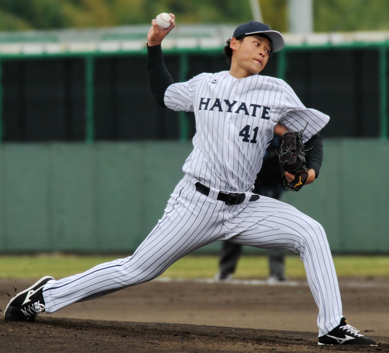 先発して4回2／3を1失点に抑えた、くふうハヤテ・早川　　