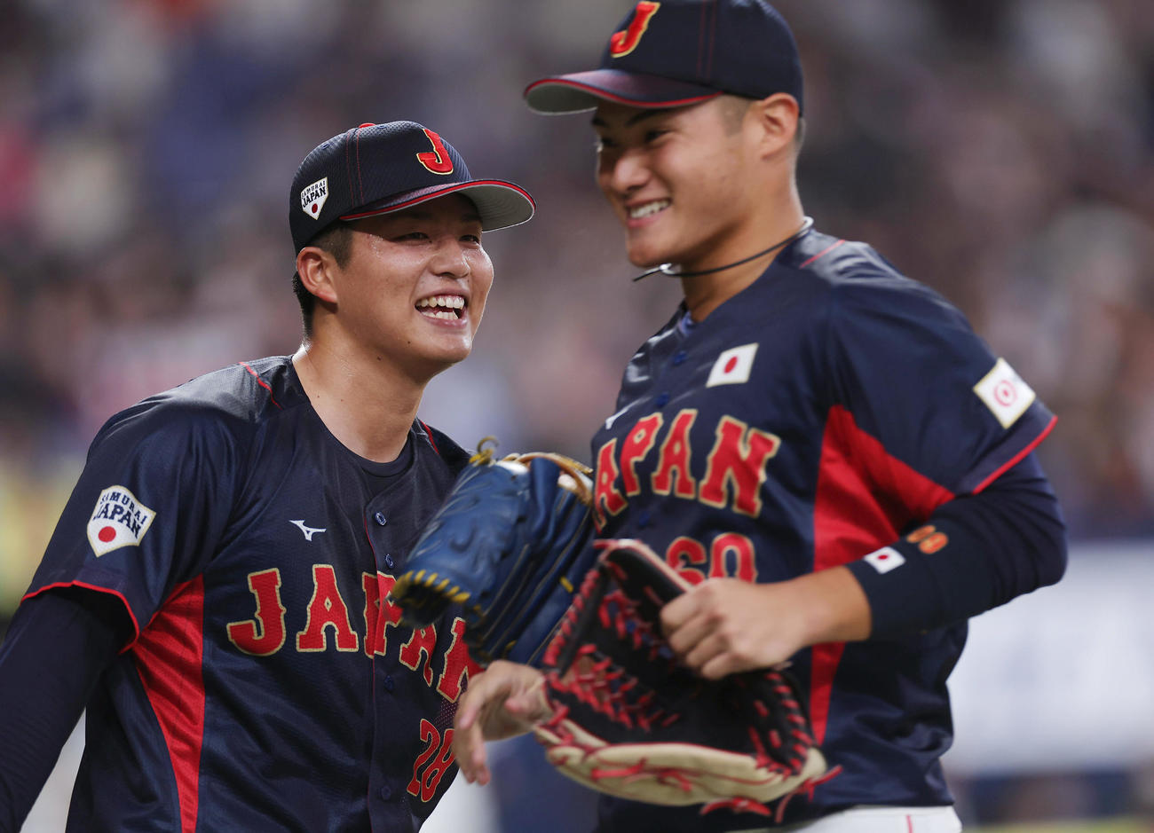 欧州対日本　3回裏を投げ終え、田村（右）とタッチを交わして笑顔を見せる中村（撮影・前田充）