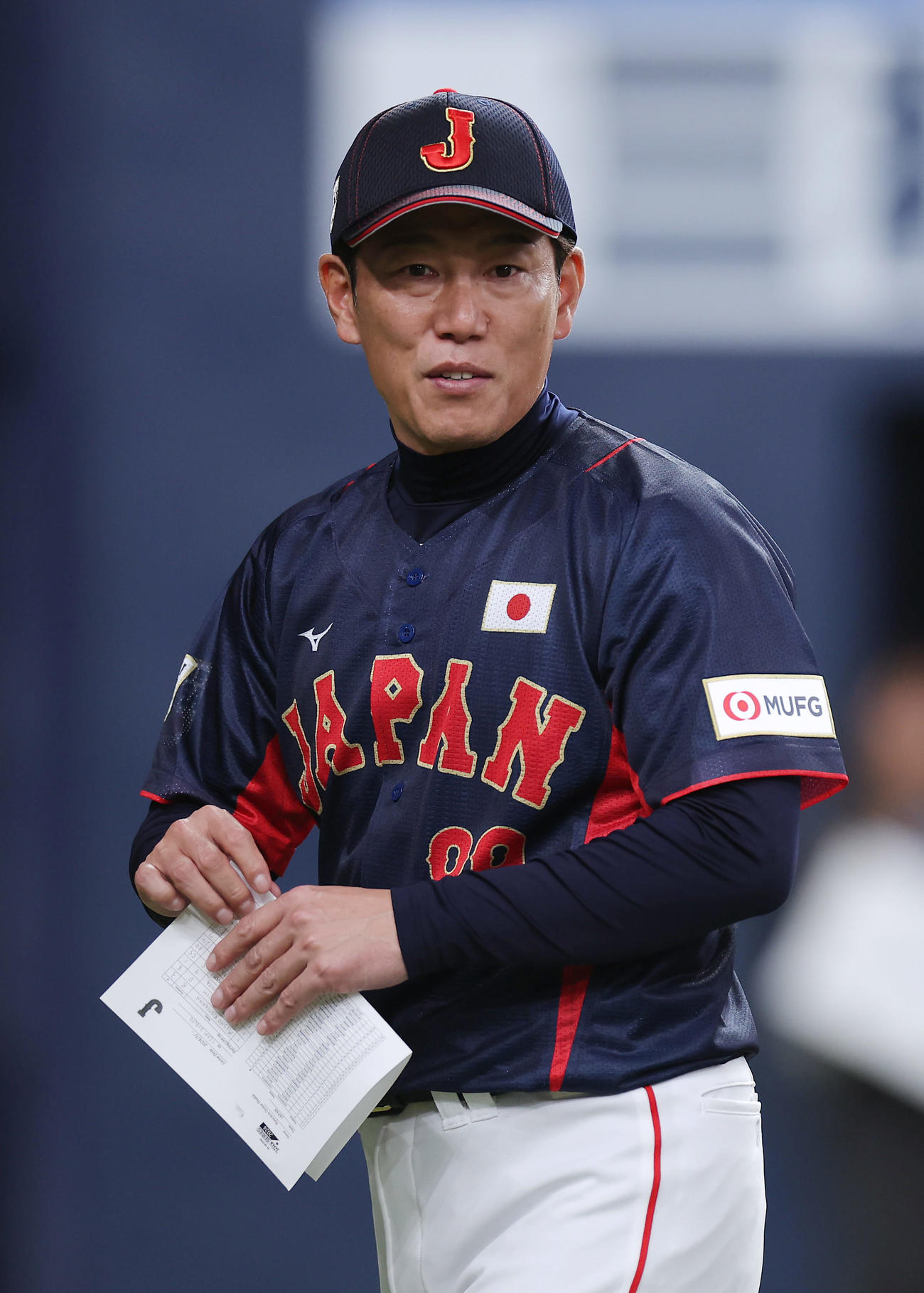 欧州対日本　2回を終え選手交代を告げてベンチへ戻る井端監督（撮影・前田充）
