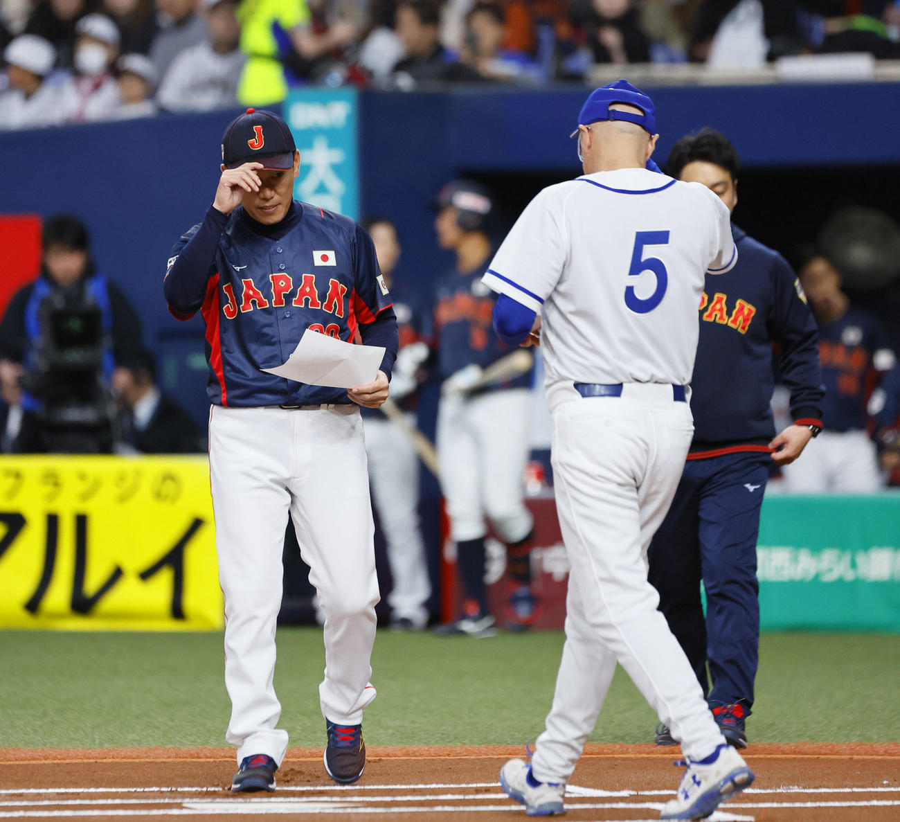欧州対日本　メンバー表交換で欧州マッツィエリ監督にあいさつする日本井端監督（左）（撮影・藤尾明華）