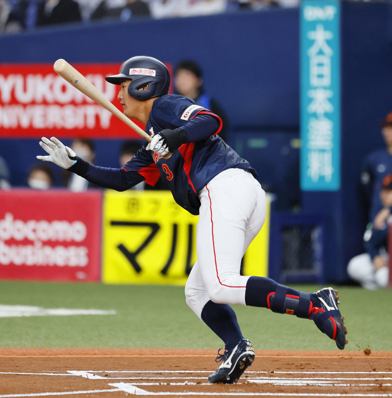 欧州対日本　1回表日本無死、投手への内野安打を放つ西川（撮影・藤尾明華）