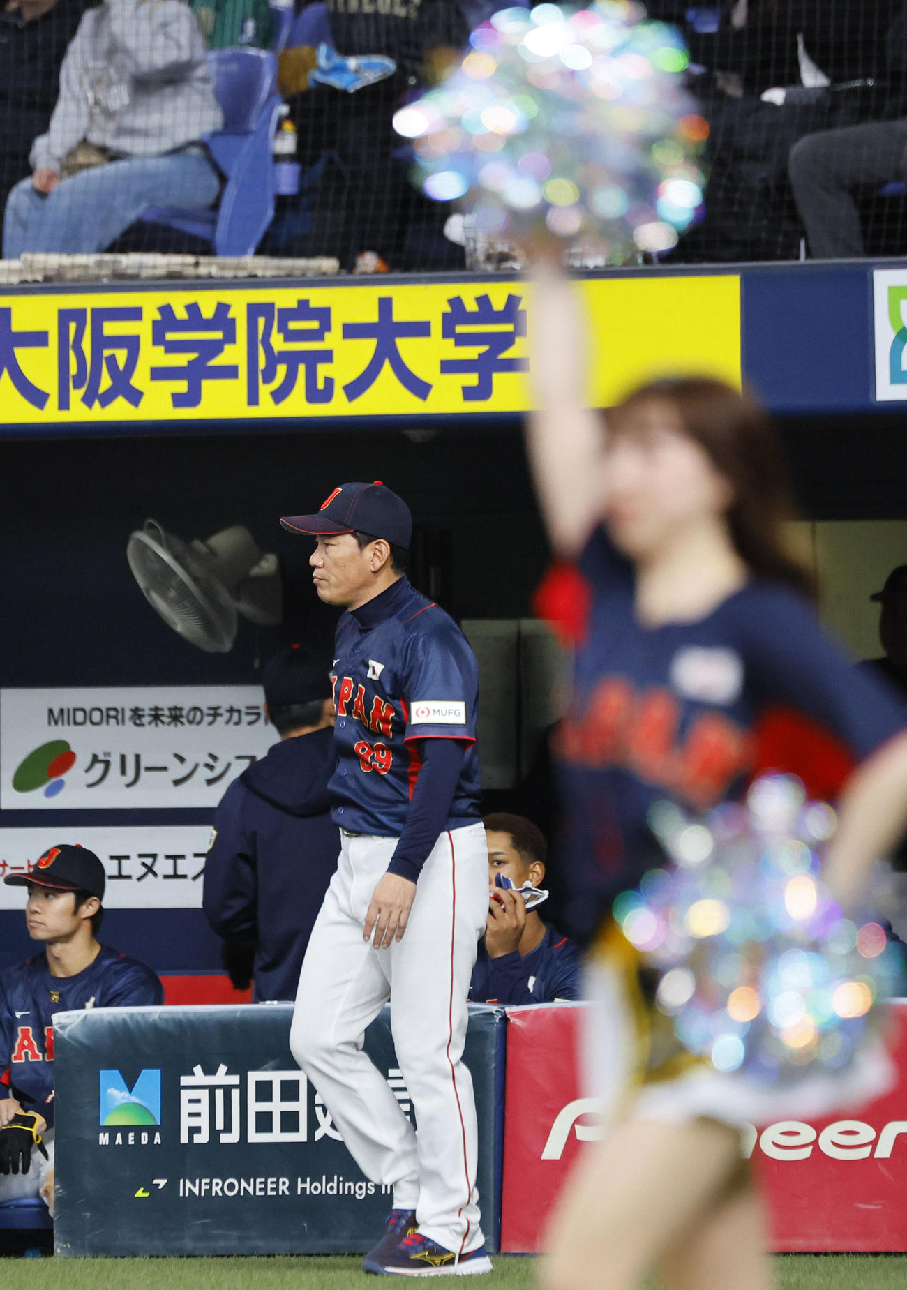 欧州対日本　7回、交代を告げためベンチを出る日本井端監督（撮影・藤尾明華）