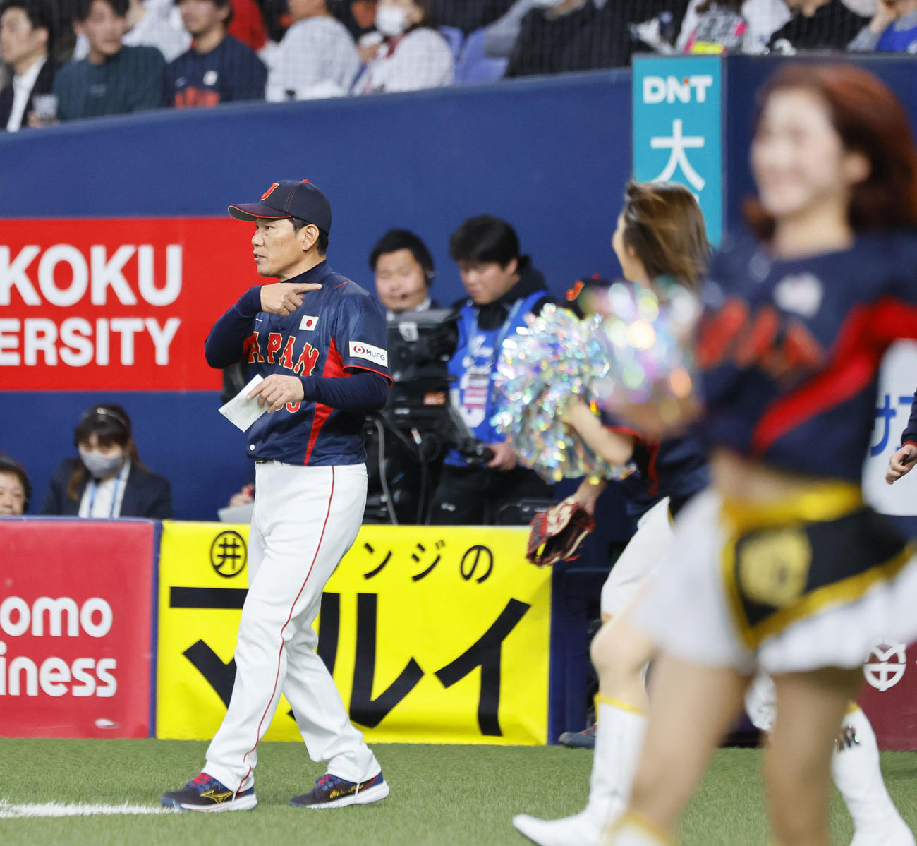 欧州対日本　7回、交代を告げる日本井端監督（撮影・藤尾明華）