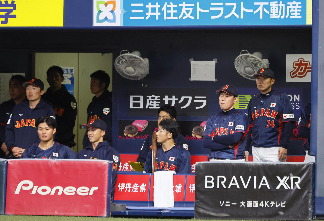 欧州対日本　6回、ベンチで渋い表情を見せる日本井端監督（右から2人目）（撮影・藤尾明華）