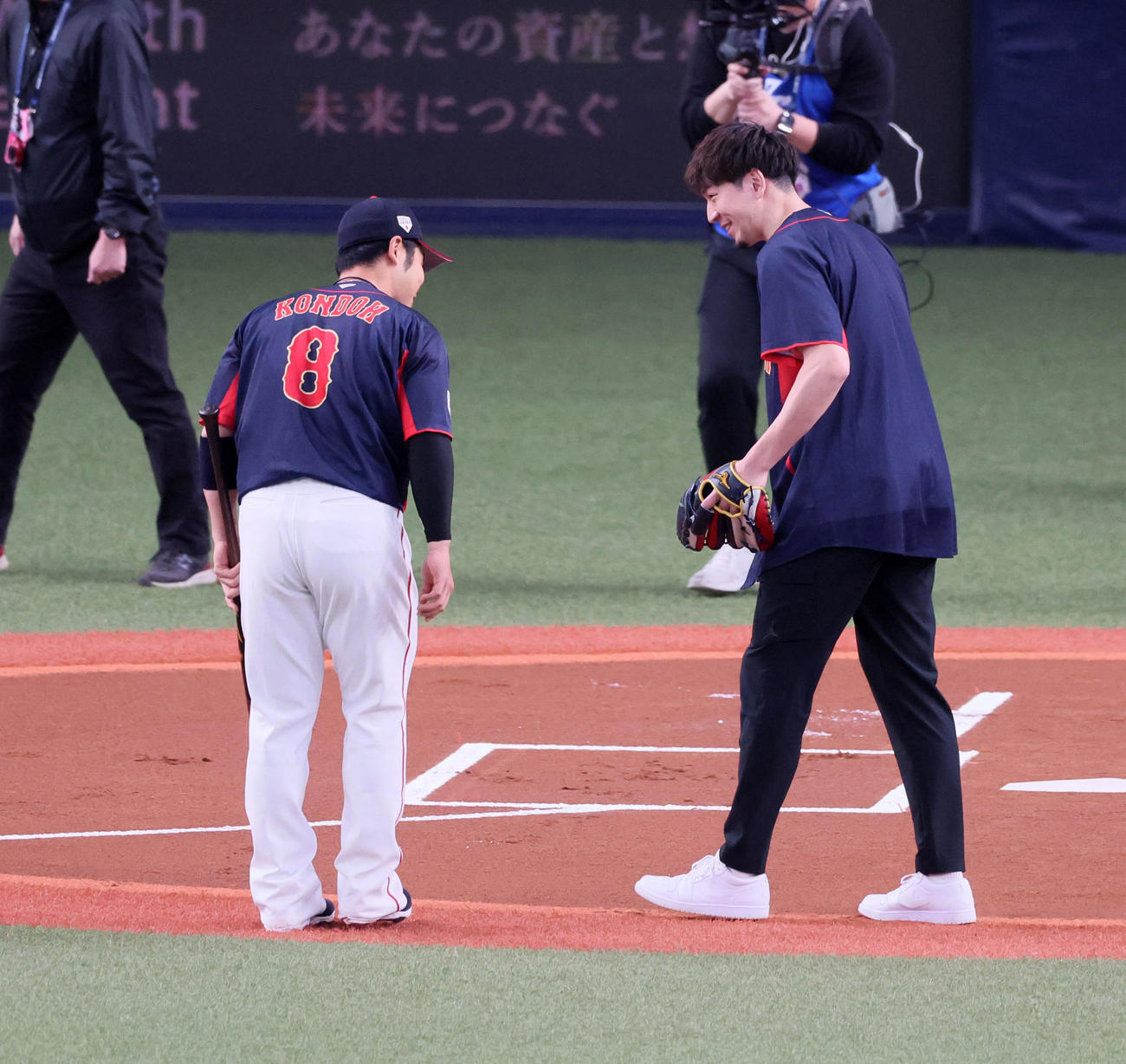 欧州対日本　始球式を行ったバスケットボール男子日本代表の比江島慎（右）は近藤とあいさつする（撮影・加藤哉）