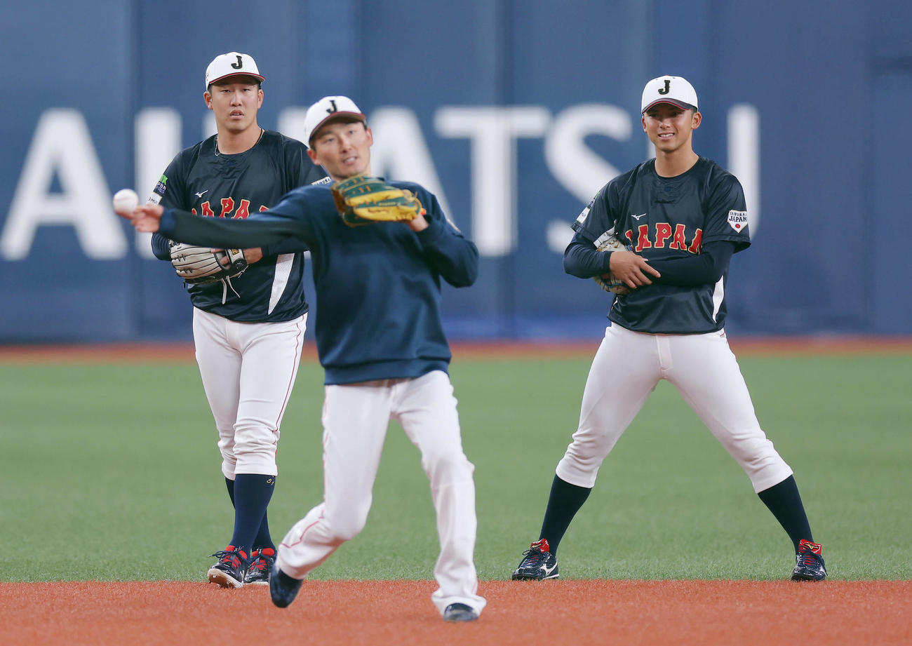 欧州対日本　ノックを受ける源田（手前）を見つめる宗山（右）。左は小園（撮影・前田充）