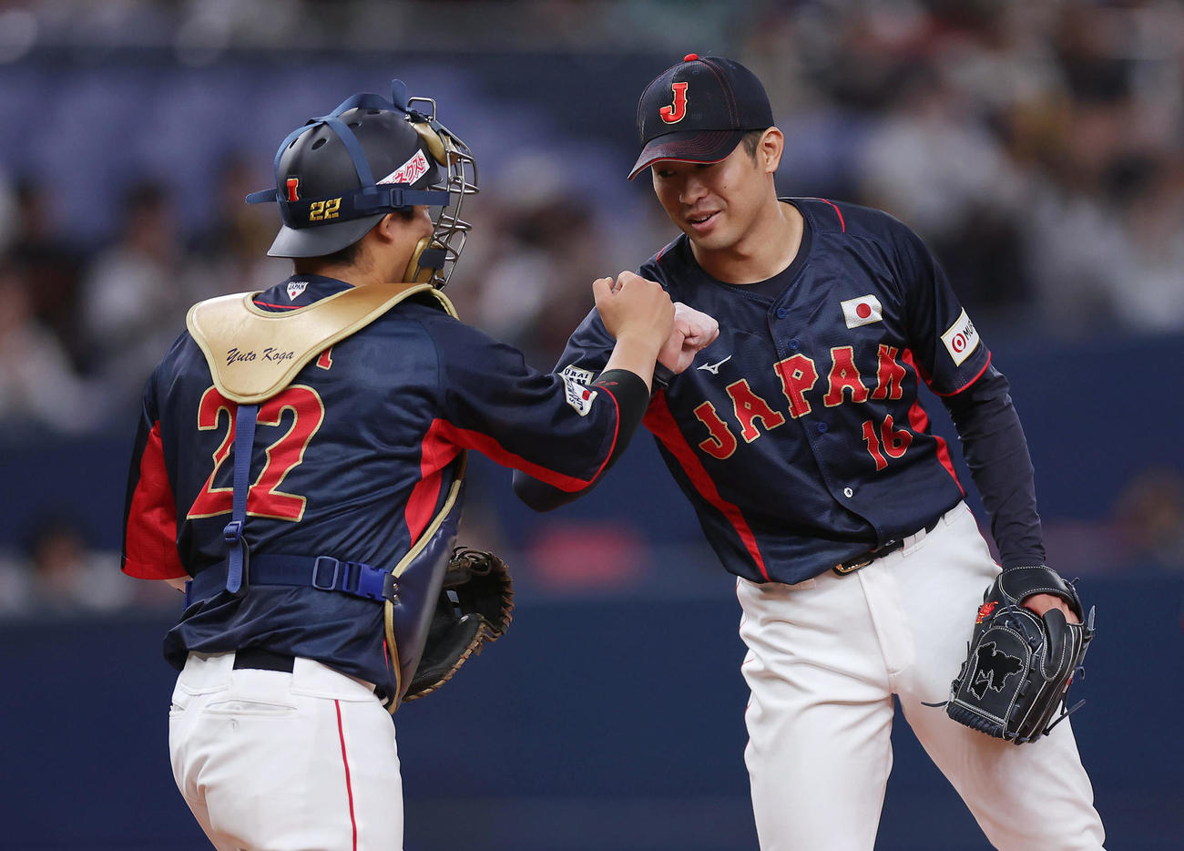 欧州対日本　欧州に勝利しタッチを交わす古賀（左）と種市（撮影・前田充）