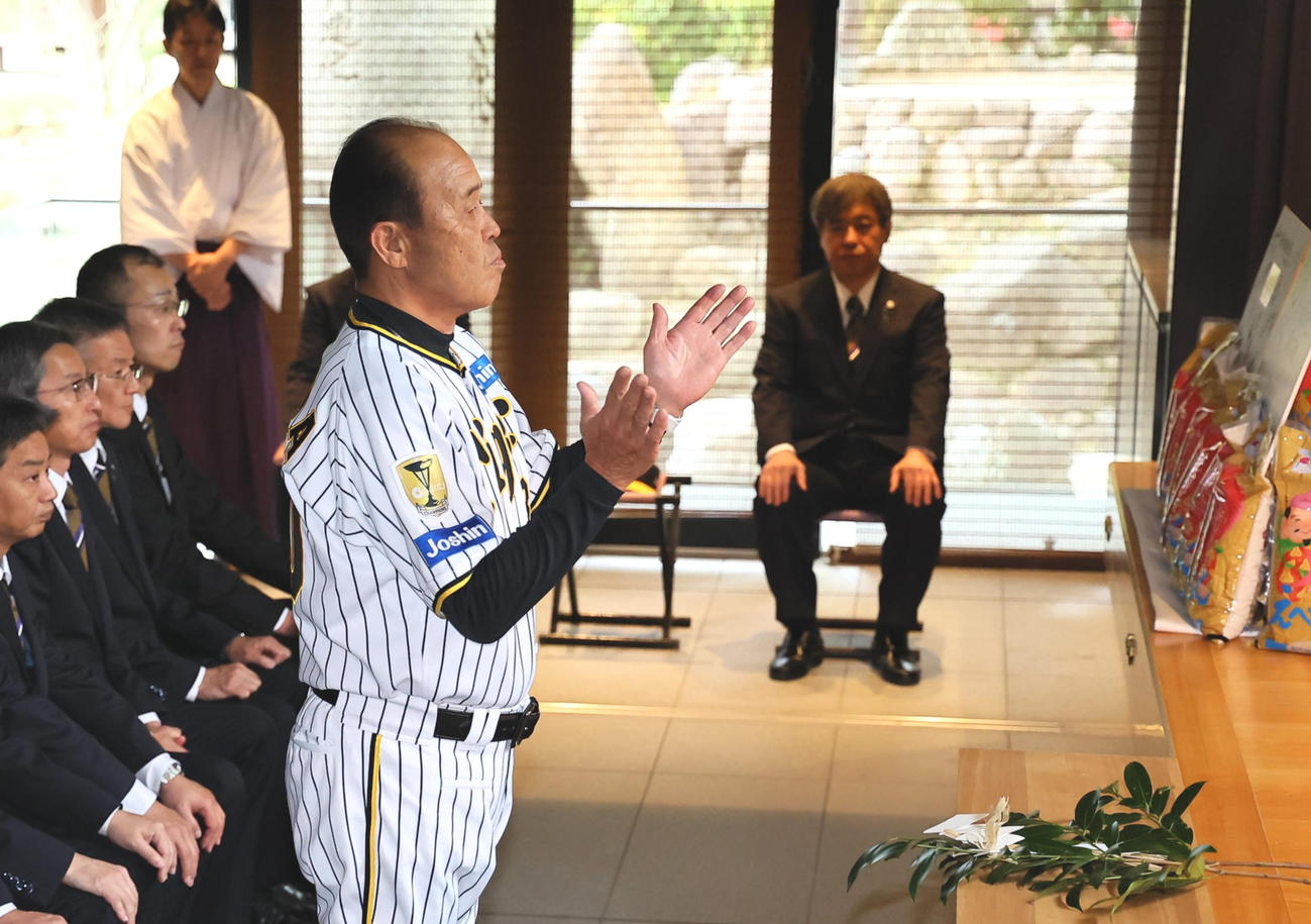 西宮神社で必勝祈願する岡田監督は玉串を奉納する（撮影・上田博志）