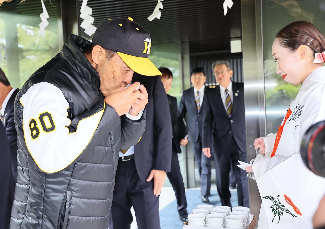 必勝祈願で西宮神社を訪れた岡田監督は御神酒を拝戴する（撮影・上田博志）