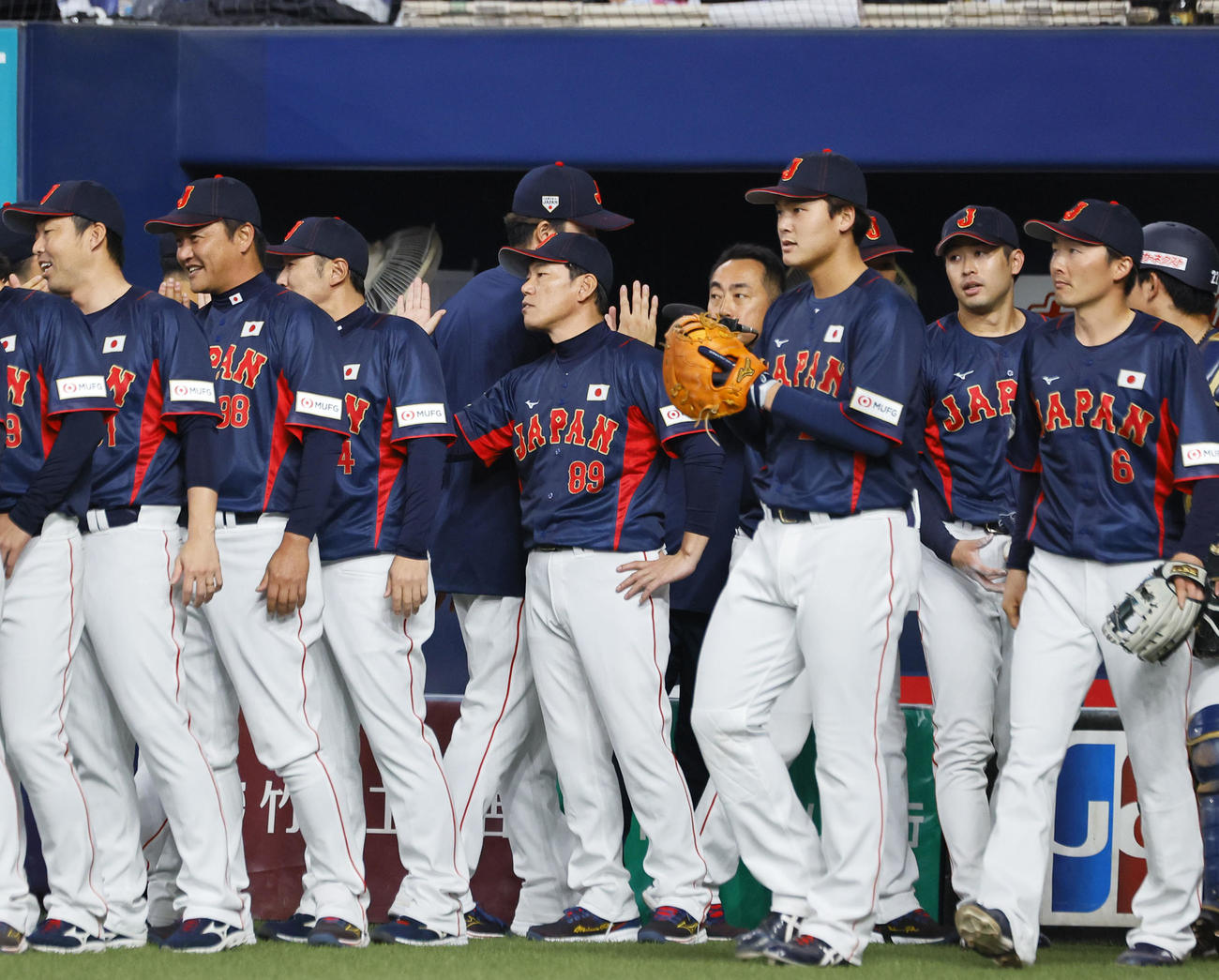 欧州対日本　欧州に勝利し、ナインを出迎える日本井端監督（中央）（撮影・藤尾明華）