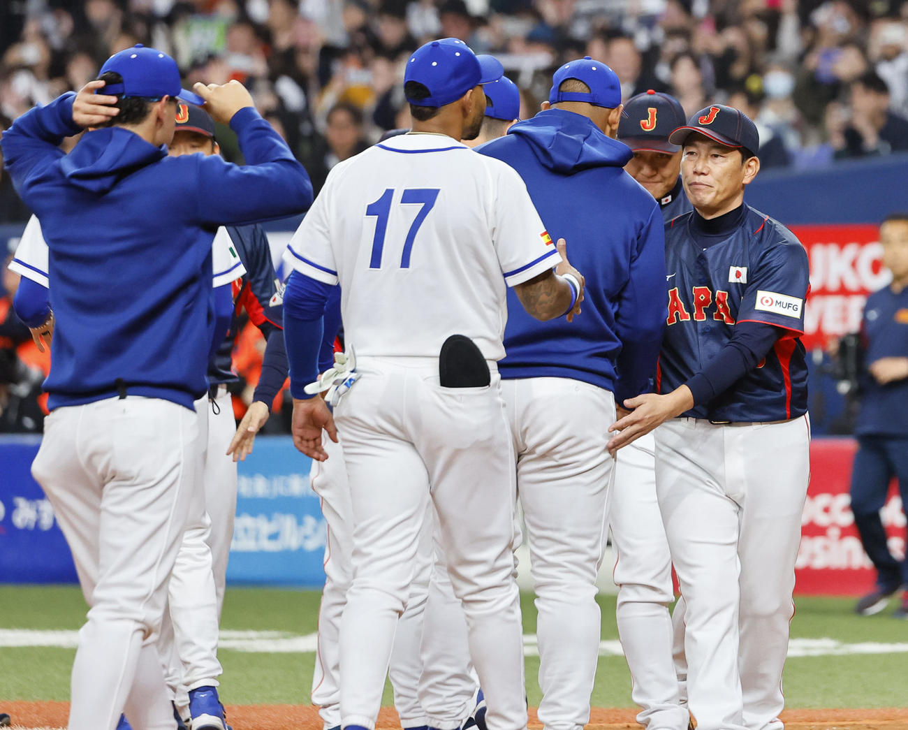 欧州対日本　試合を終え、握手を交わす井端監督（右端）ら日本代表と欧州代表（撮影・藤尾明華）