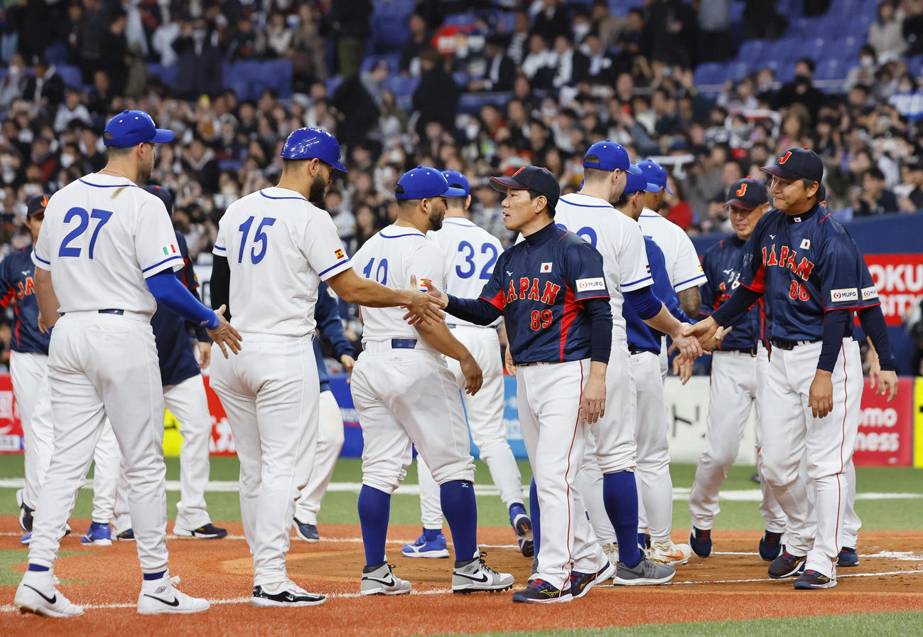 欧州対日本　試合を終え、握手を交わす井端監督（中央）ら日本代表と欧州代表（撮影・藤尾明華）