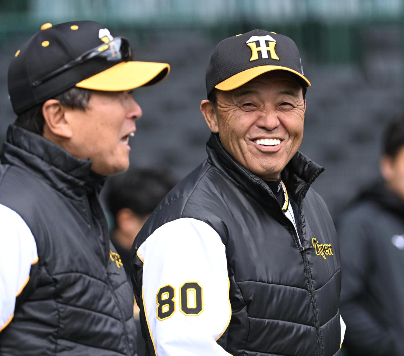 笑顔で平田ヘッドコーチ（左）と話す岡田監督（撮影・前岡正明）