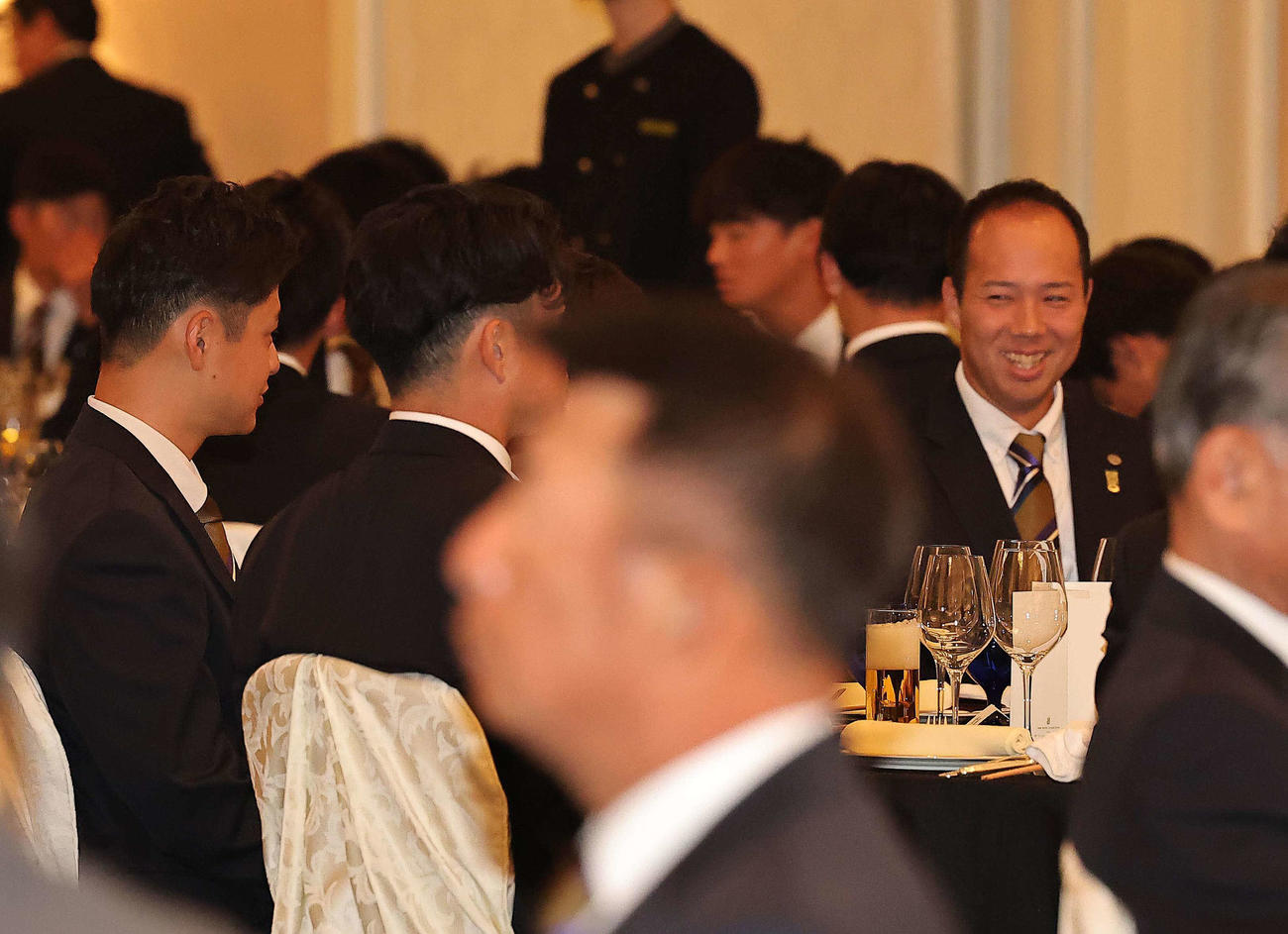阪神青柳（右）は激励会で開幕投手に指名され苦笑いを浮かべる（撮影・上田博志）