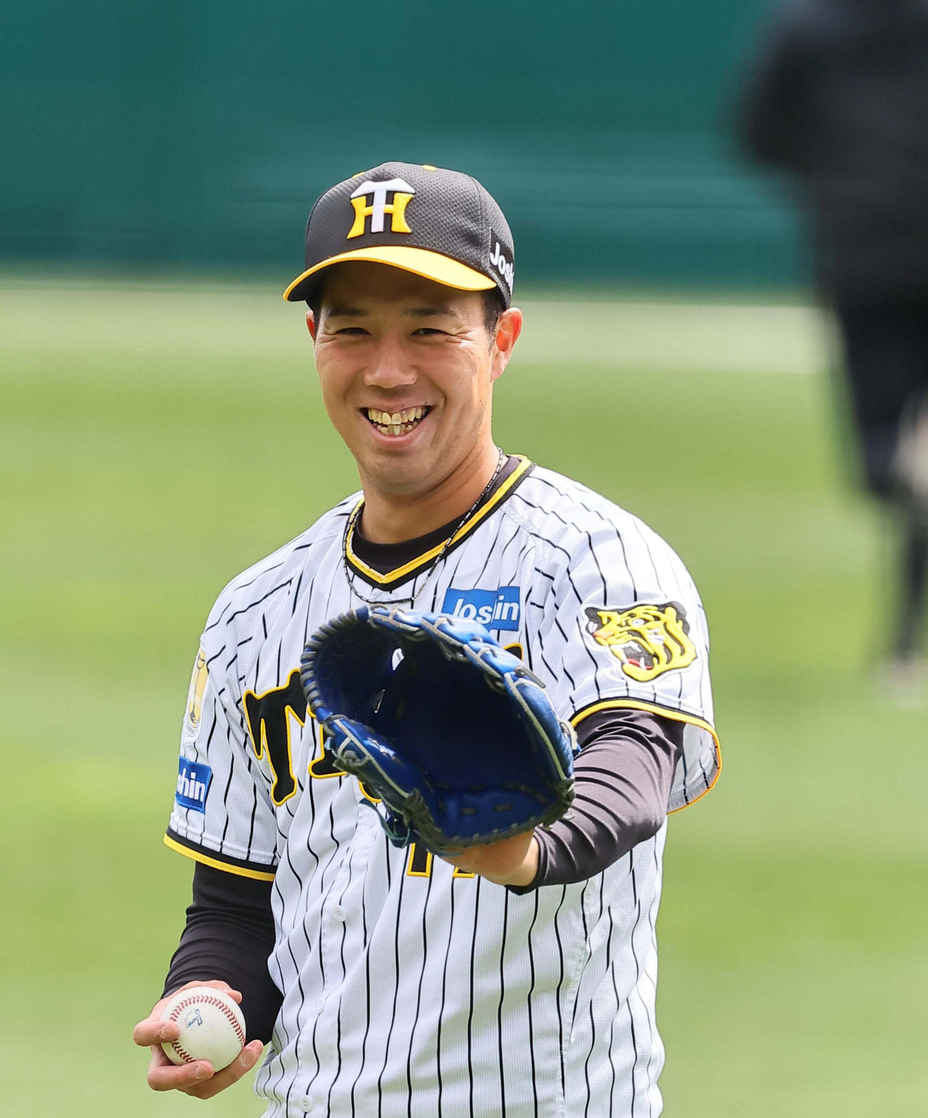満面の笑みを見せる青柳（撮影・上田博志）