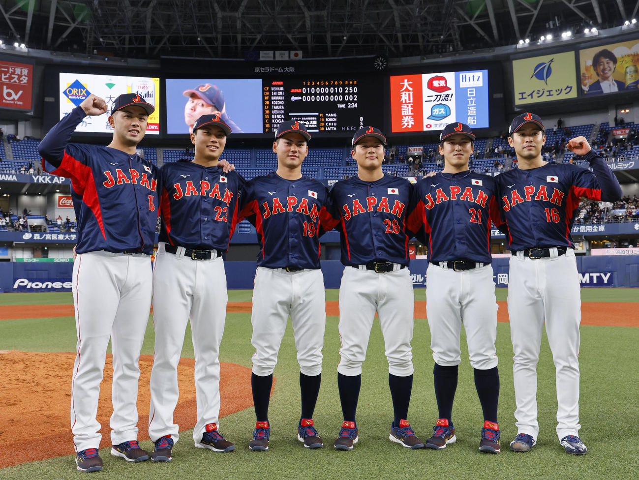 欧州対日本　継投で完全試合を達成し、笑顔を見せる、左から松山、渡辺、金丸、中村、隅田、種市（撮影・藤尾明華）