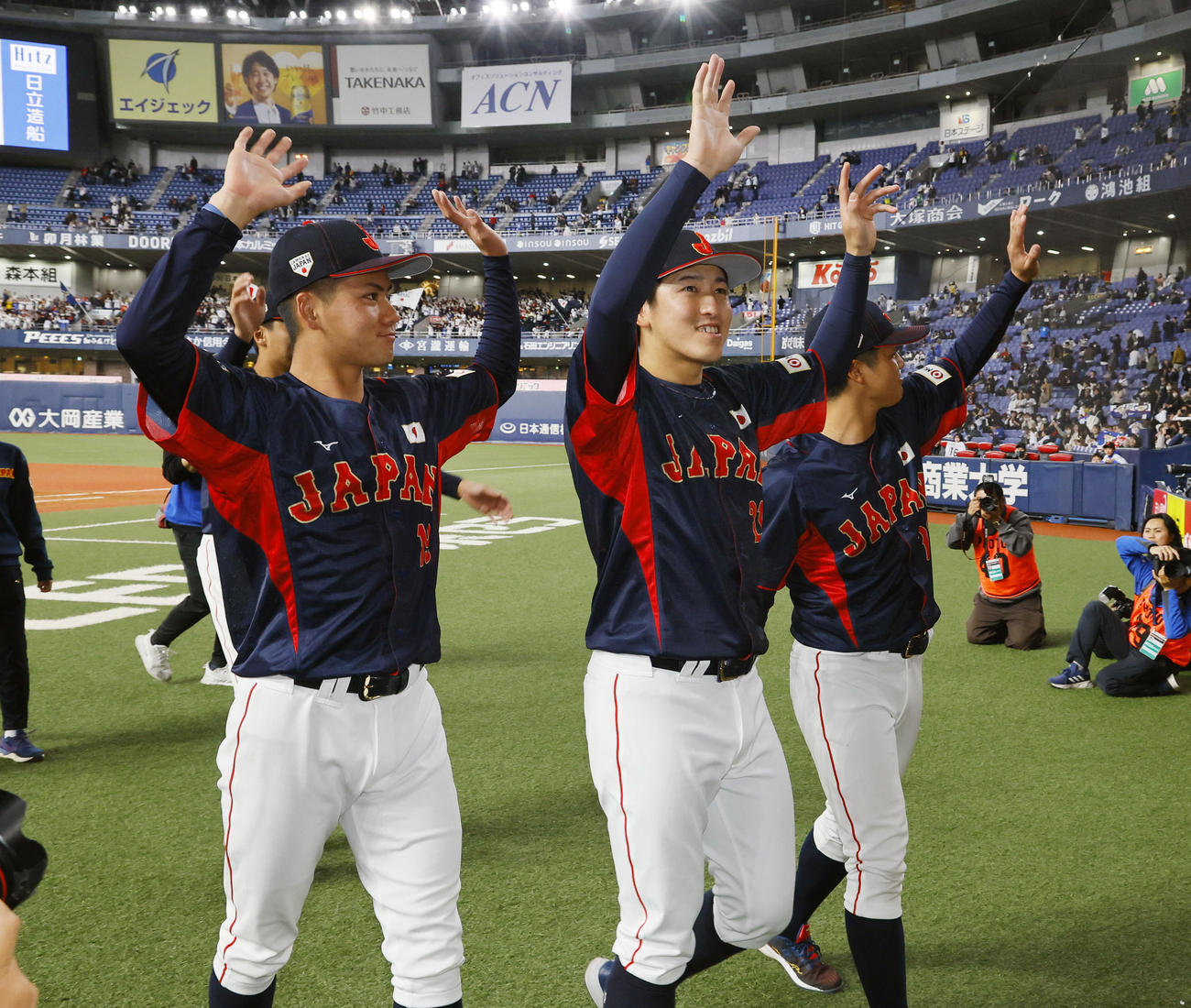 欧州対日本　継投での完全試合を達成し称賛に応える、左から金丸、隅田、中村（撮影・藤尾明華）