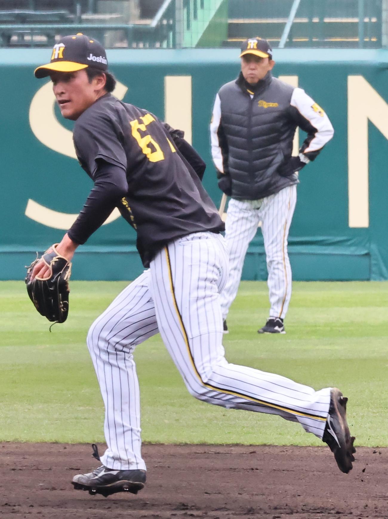 岡田監督の見守る中、ノックを受ける高寺（撮影・上田博志）
