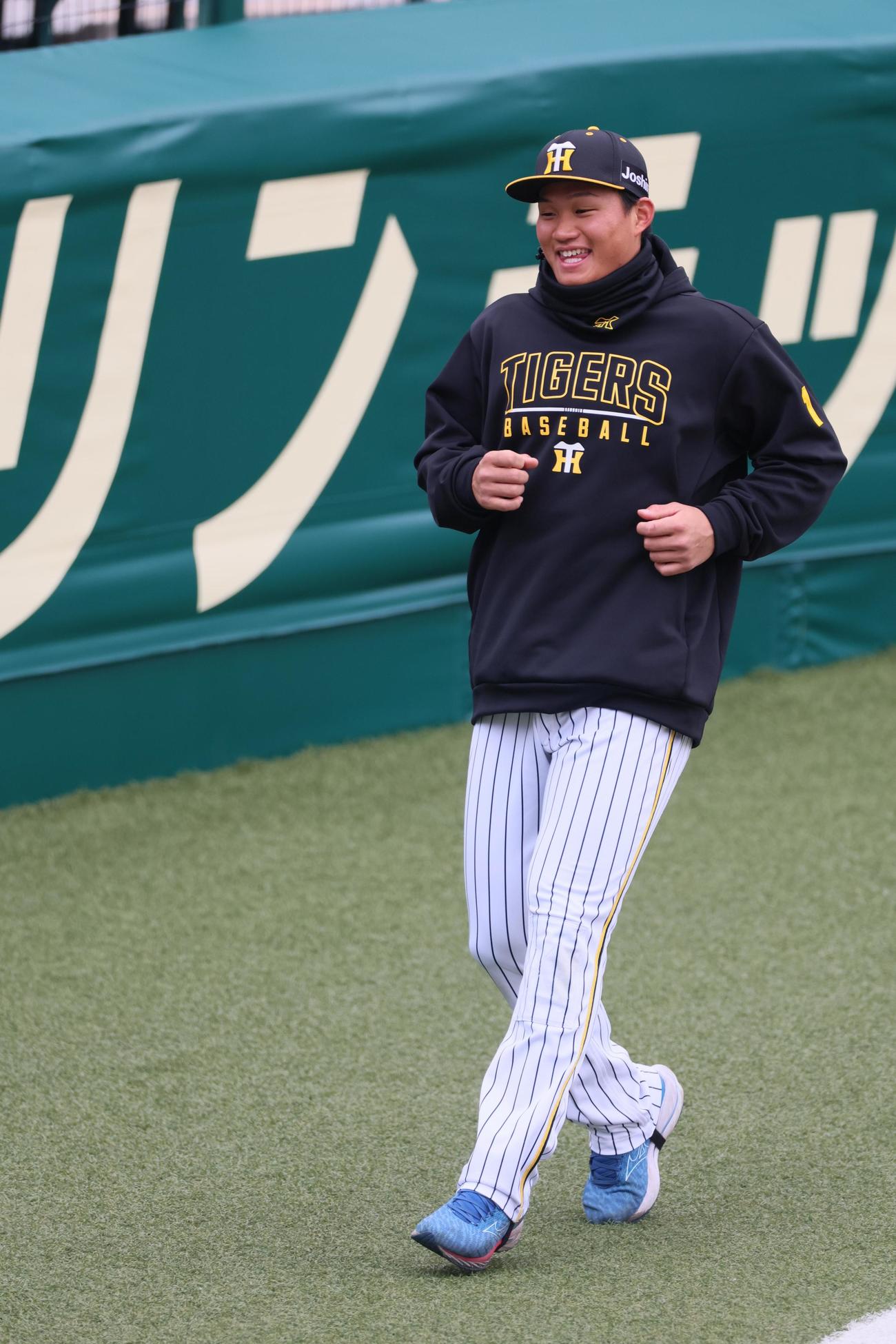 欧州戦から一夜明けてチームに合流し明るい表情を見せる森下（撮影・加藤哉）