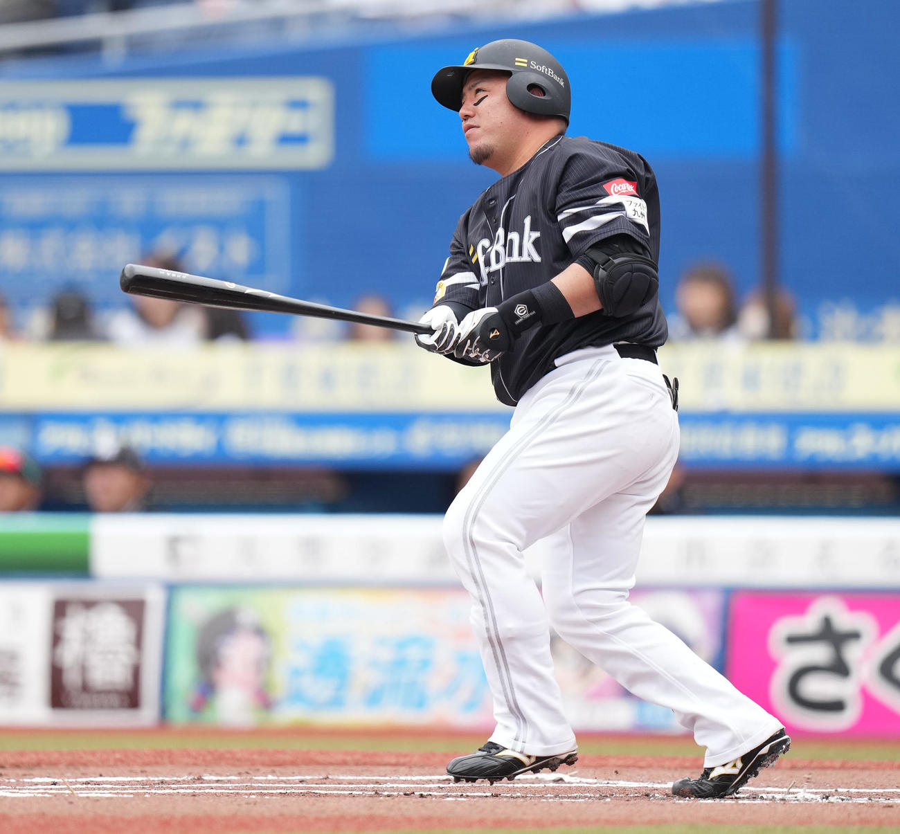 ロッテ対ソフトバンク　1回表ソフトバンク2死一塁、左中間に先制の2点本塁打を放つ山川（撮影・鈴木みどり）