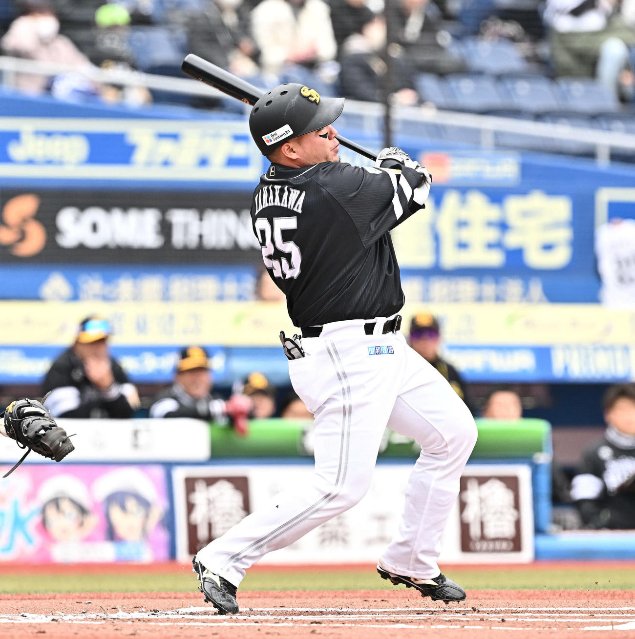 ロッテ対ソフトバンク　1回表ソフトバンク2死一塁、山川は左中間へ先制2点本塁打を放つ（撮影・滝沢徹郎）